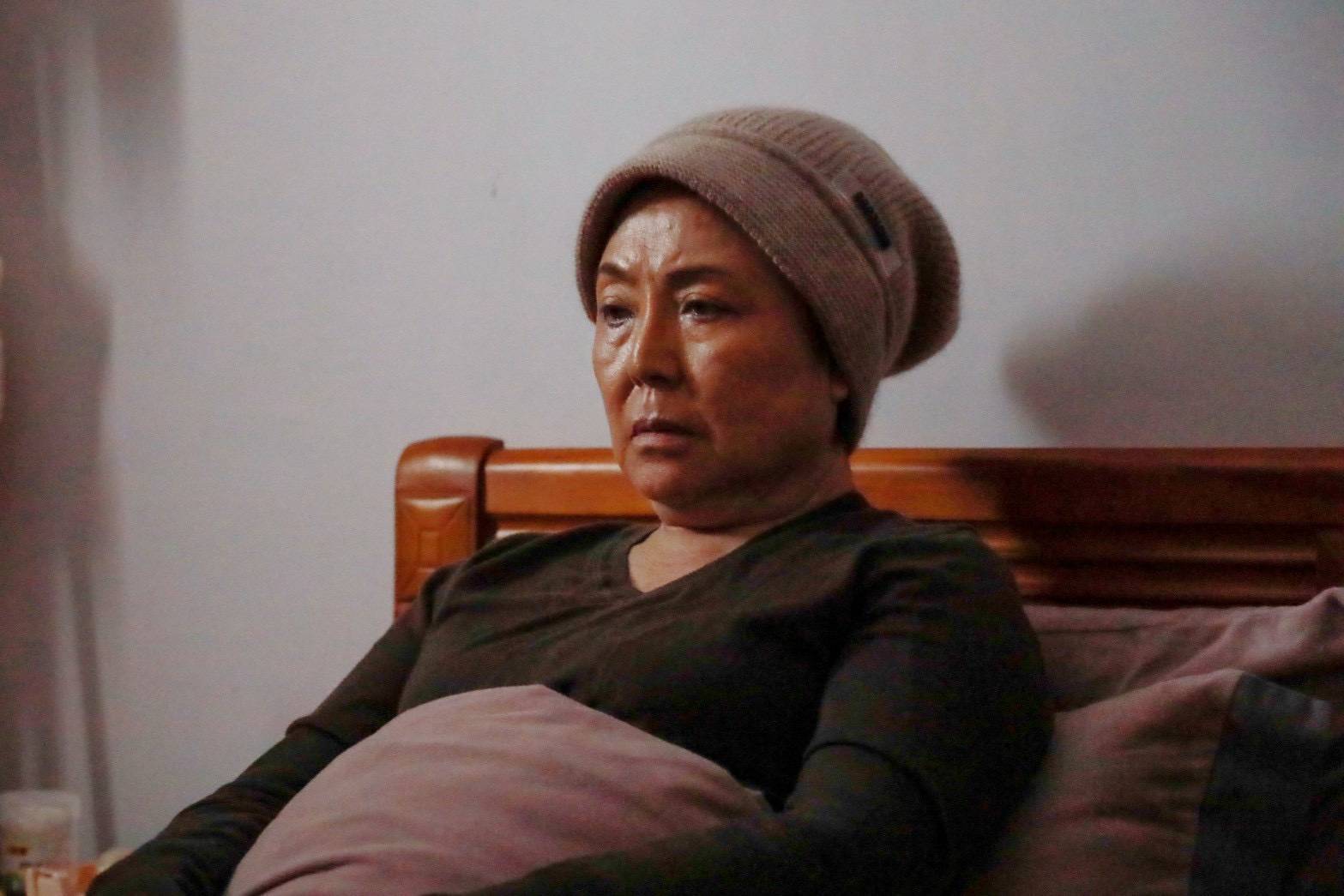 瓊瑤花旦、亞洲視后涂台鳳以厚實演技增添跨世代情感深度，飾演癌末臥床母親，也是孟慶而真實母親寫照。（圖／起而行文化提供）