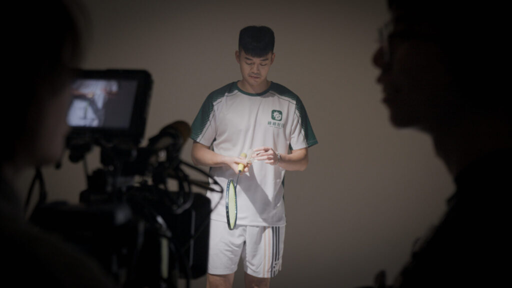 拍攝現場談到空品與生活節奏,王齊麟直言:「好的空氣品質讓我睡得更好、恢復得更快。」他也提到,居家空氣品質的維持並不複雜,「像是保持空氣清淨機運轉、定期更換濾網,都是很小的動作,但會讓人更安心。」(圖/綠綠好日提供)