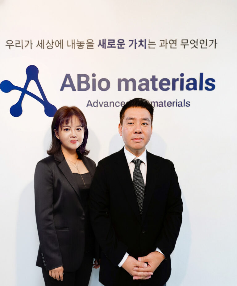 再生王醫學科技聯手韓國頂級醫療外泌體品牌 ABio Materials展開戰略合作再生王醫學科技創辦人王瓊君（圖左）及韓國ABio CEO Park si jun（圖右）。
