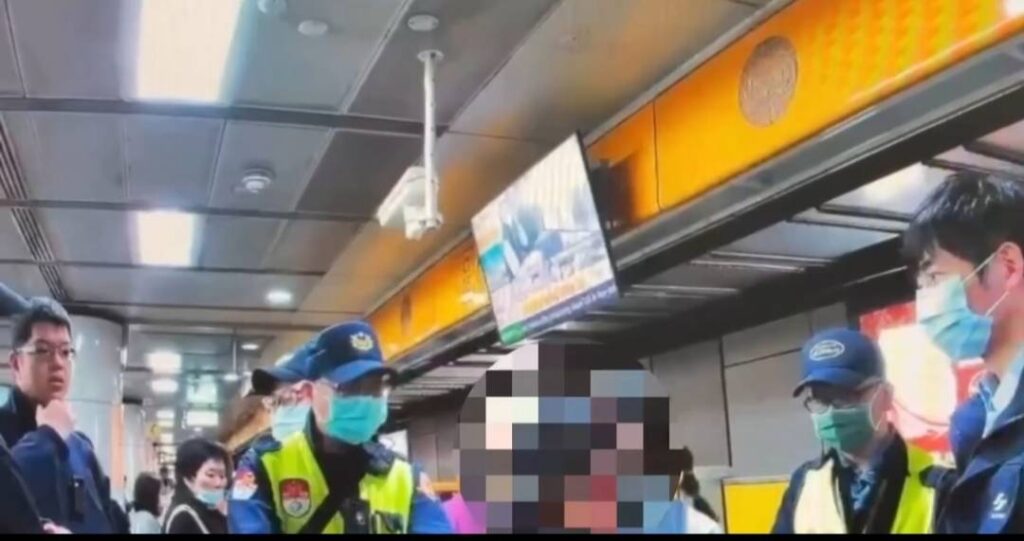 捷警到場處理畫面。(記者李健興翻攝)