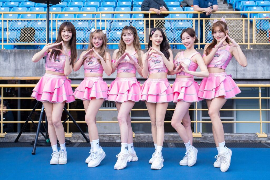 本次由桃氣女孩邦妮、和琪、Nia、禹菡、蔓妮、草莓六位女孩代表出演，於清晨以充滿節奏與笑容的應援舞蹈為賽事揭開序幕。(圖/17LIVE桃氣女孩 提供)