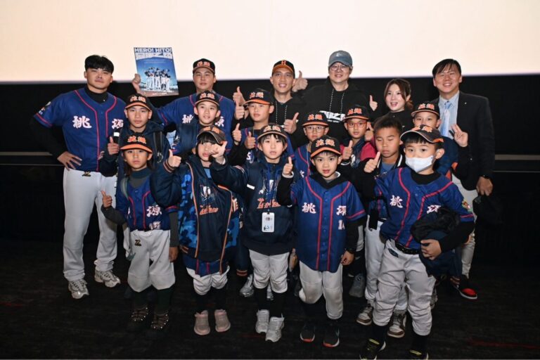 （上排右一）中山扶輪社社長朱易凡透過「中山社小太陽計畫」邀請超過百位由沐新扶輪社贊助的桃源國小棒球隊小選手共同觀賞國片《冠軍之路》。(圖/中山扶輪社 提供)