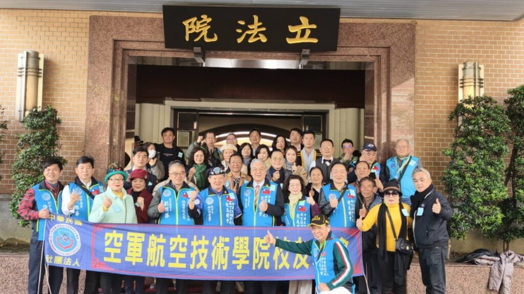 空軍航空技術學院校友總會長廖盛芳率團參訪立法院,拜會韓國瑜院長,致贈〈空軍地勤榮民生命史〉。(圖/空軍航空技術學院校友總會 提供)