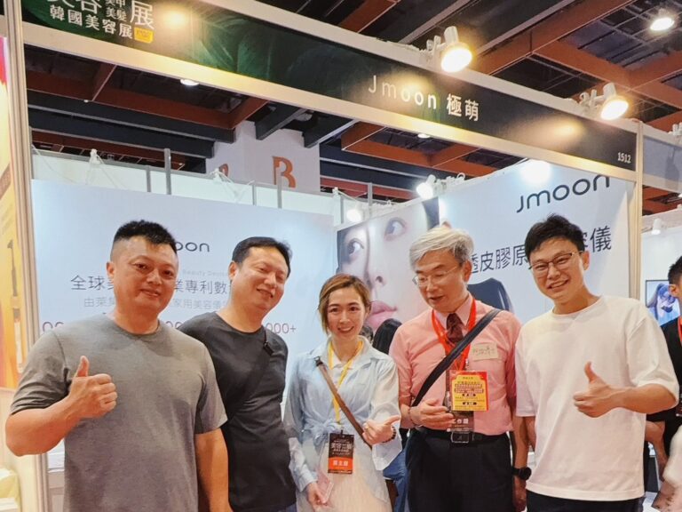 (中間為)塗栩禎擁有世新大學碩士學歷，在美業深耕多年。(圖/栩禎國際 提供)