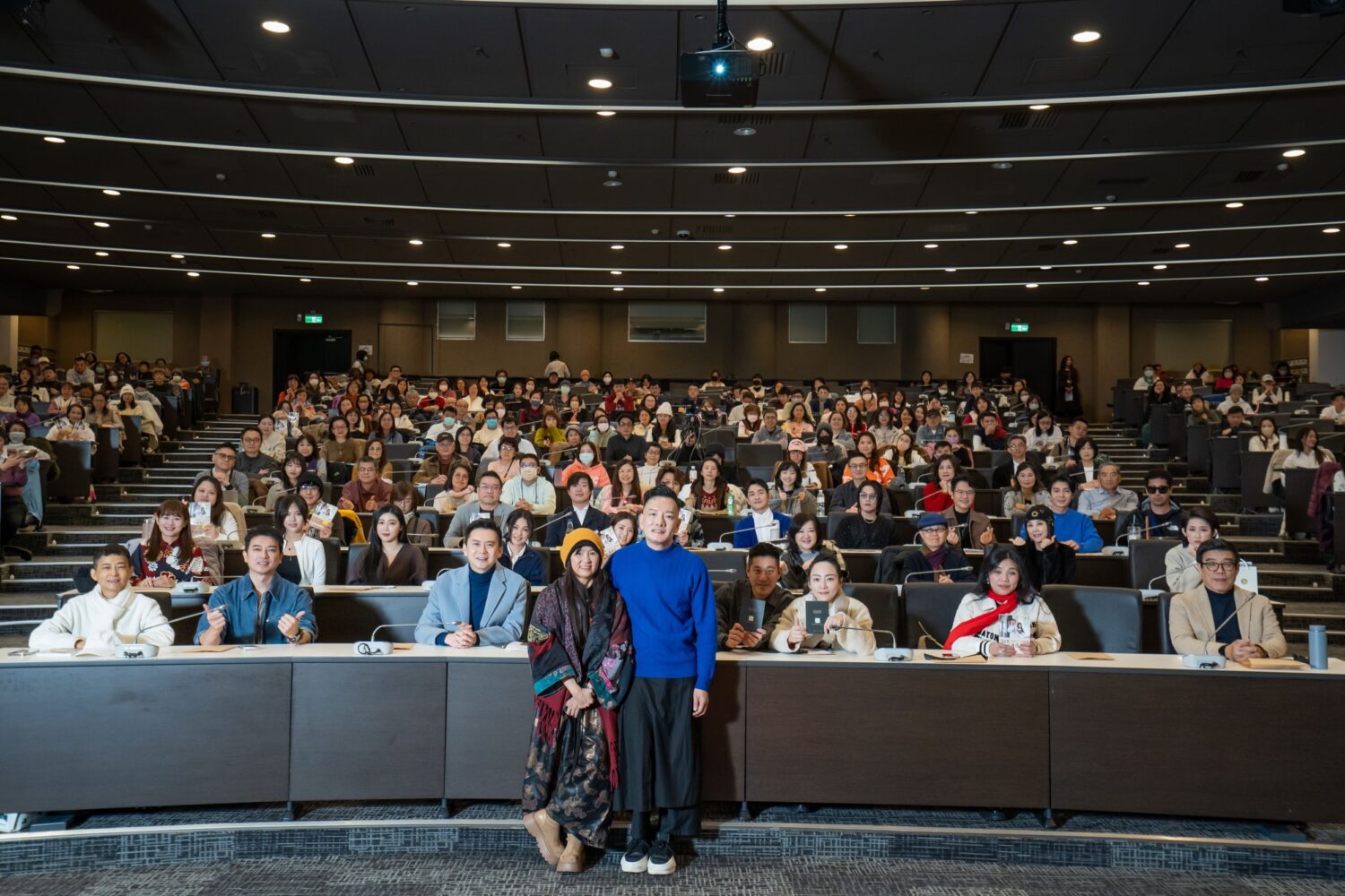 音樂人田定豐和靈性導師朱衍舞舉辦暢銷新書分享會，現場超過400人參與的震撼視聽的靈性音樂盛宴！(圖/唱戲世界娛樂 提供)