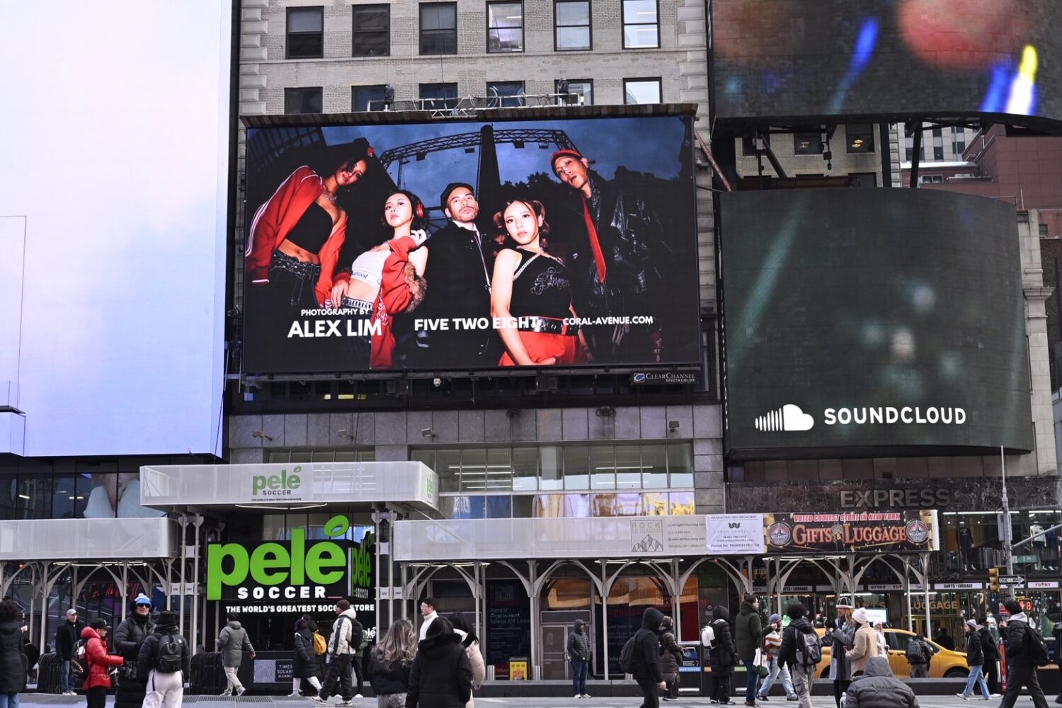 國際公益企業家阿卡莎納（AKSN）組成的全新團體「FIVE TWO EIGHT 五二八」登上紐約國際時代廣場地標Time Square曝光。(圖/阿卡莎納團隊  提供)