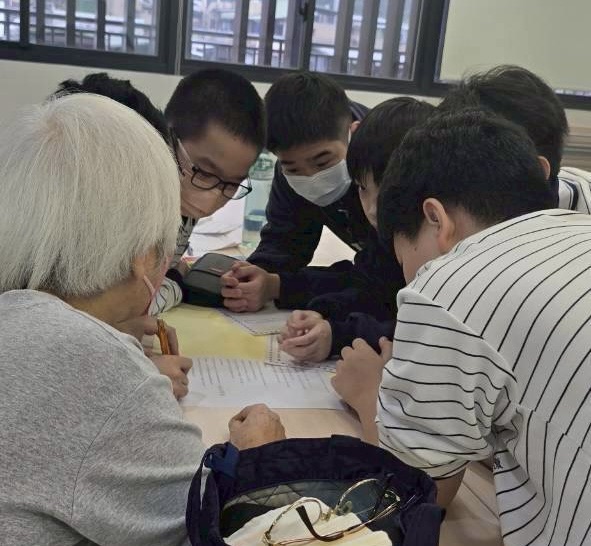 學生實際與獨居長者面對面互動，共同譜出一幅幅溫暖的「生命故事圖」。(圖/紅心字會 提供)