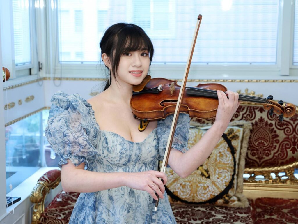被巴黎管弦樂團的小提琴團員錄取的台灣音樂家施昕妤。(圖/胡寶莉 提供)