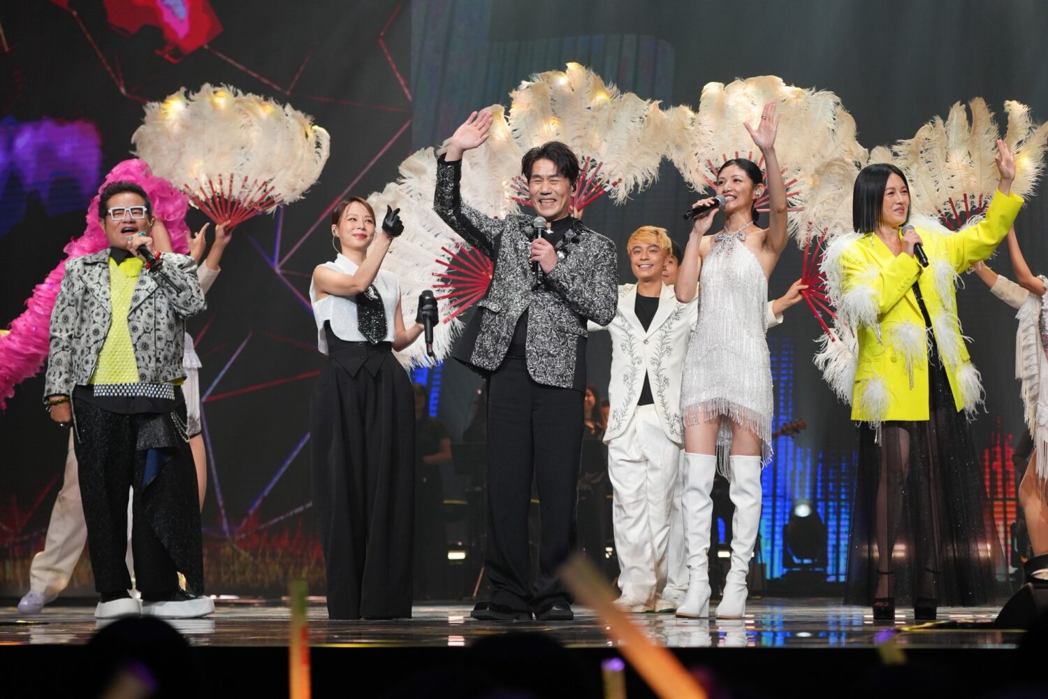 《WE ARE綜藝夜總會》由許效舜、苗可麗聯手，羅時豐、孫淑媚、李千娜共同帶來精彩的演出。(圖/文總 提供)