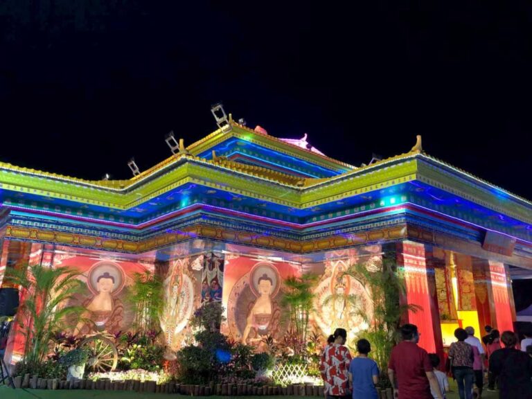 元宵燈會夜幕點燈，萬盞明燈環繞苗栗天靈寺藏密壇城，吸引民眾駐足欣賞。(圖／社團法人中華國際嘎檔巴佛教總會 提供)