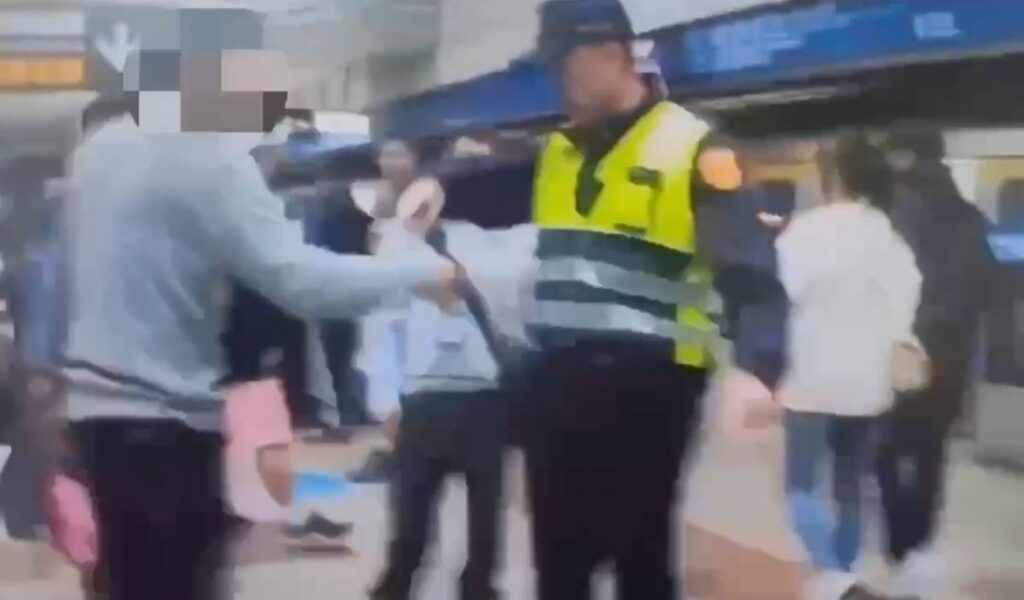 捷警調解糾紛。(記者李健興翻攝)