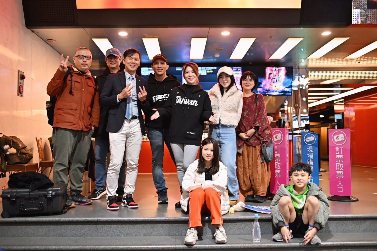 (左三)中山扶輪社社長朱易凡與團隊展開熱血爆棚!號召扶輪社友700人揪團重溫冠軍「路」。(圖/中山扶輪社 提供)