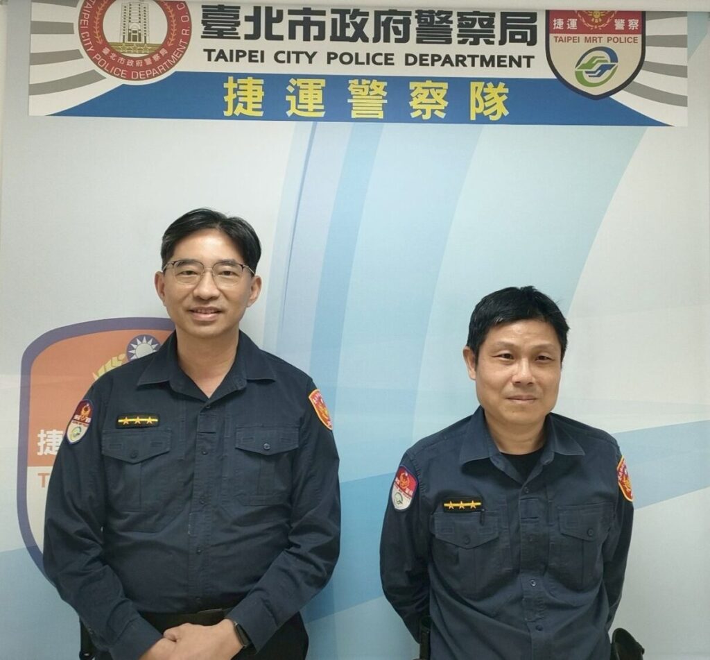 現場處理員警:警員陳君良(左)、李勝文(右)。(記者李健興翻攝)