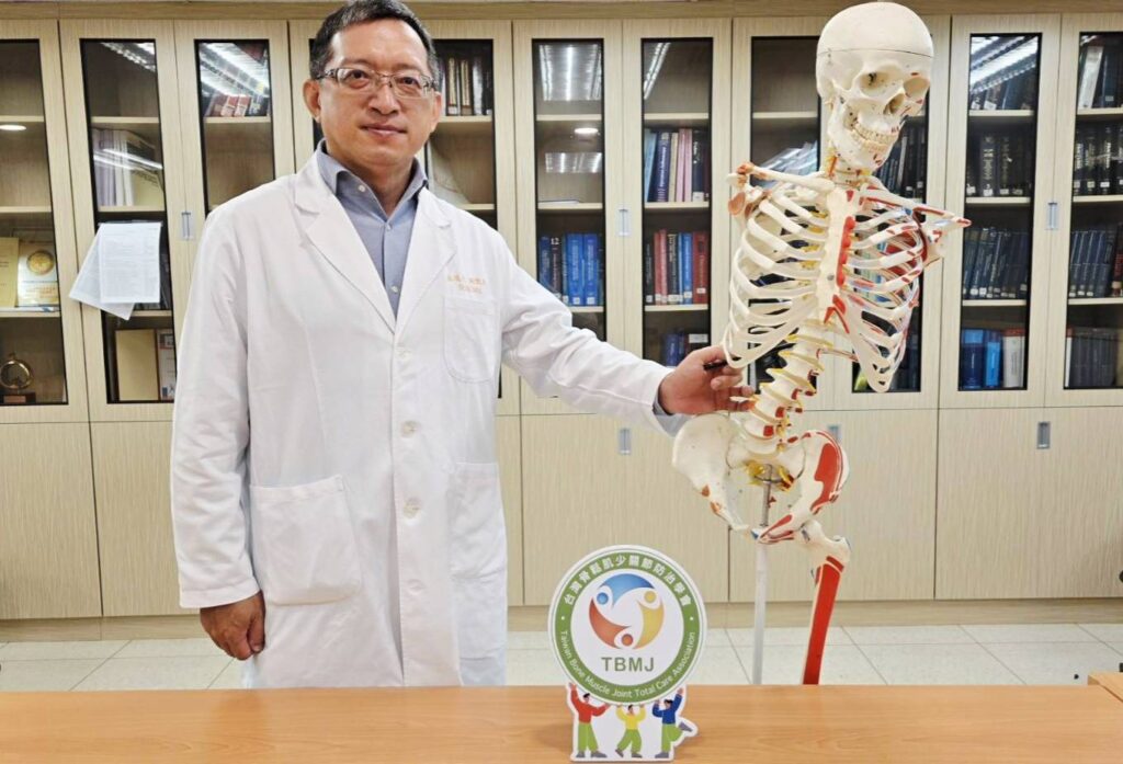 骨鬆肌少關節防治學會理事長巫瑞文醫師表示，骨質疏鬆患者應及早與醫師討論治療策略，並依醫囑配合用藥與追蹤。(圖／業者提供)