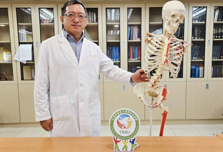 骨鬆肌少關節防治學會理事長巫瑞文醫師表示，骨質疏鬆患者應及早與醫師討論治療策略，並依醫囑配合用藥與追蹤。(圖／業者提供)
