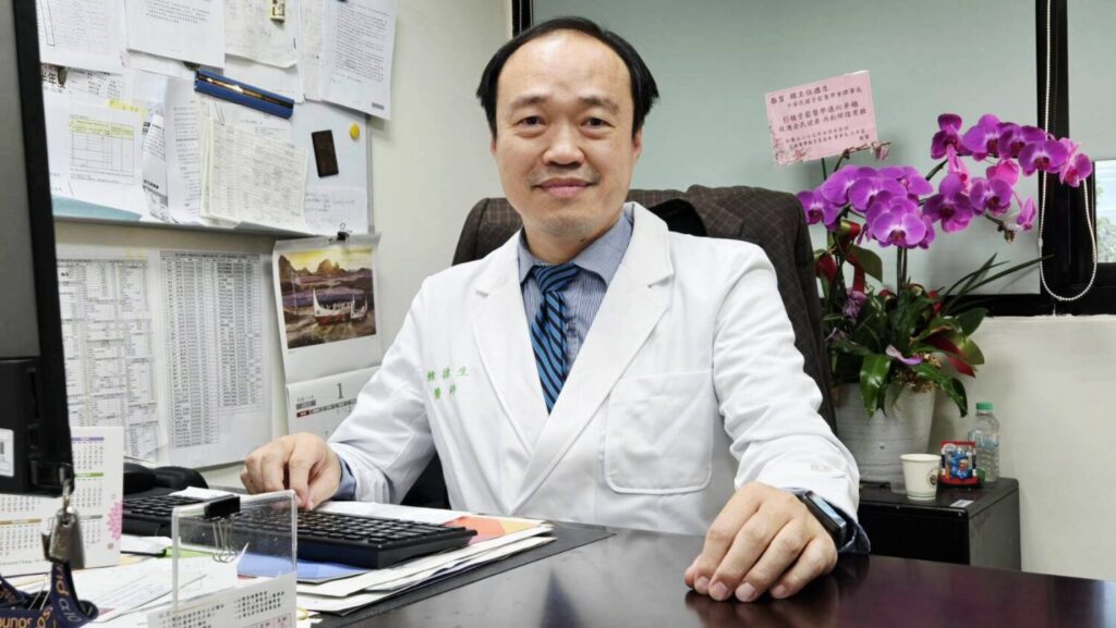 中華民國骨質疏鬆症學會理事長韓德生醫師表示補充鈣質可從日常飲食開始，像是喝牛奶,也可調整生活習慣，維持適當的戶外運動，適量曬陽光能使身體產維生素D。(圖／業者提供)