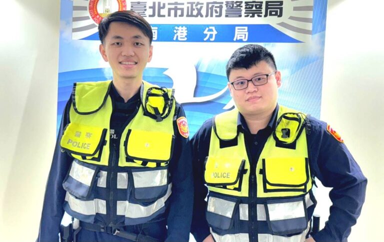 南港派出所副所長邱耀威（左）、警員簡晉宏（右）。(圖／記者薛秀蓮 翻攝)