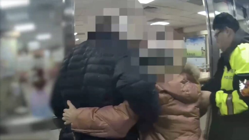 員警協助民眾就醫。(圖／記者薛秀蓮 翻攝)