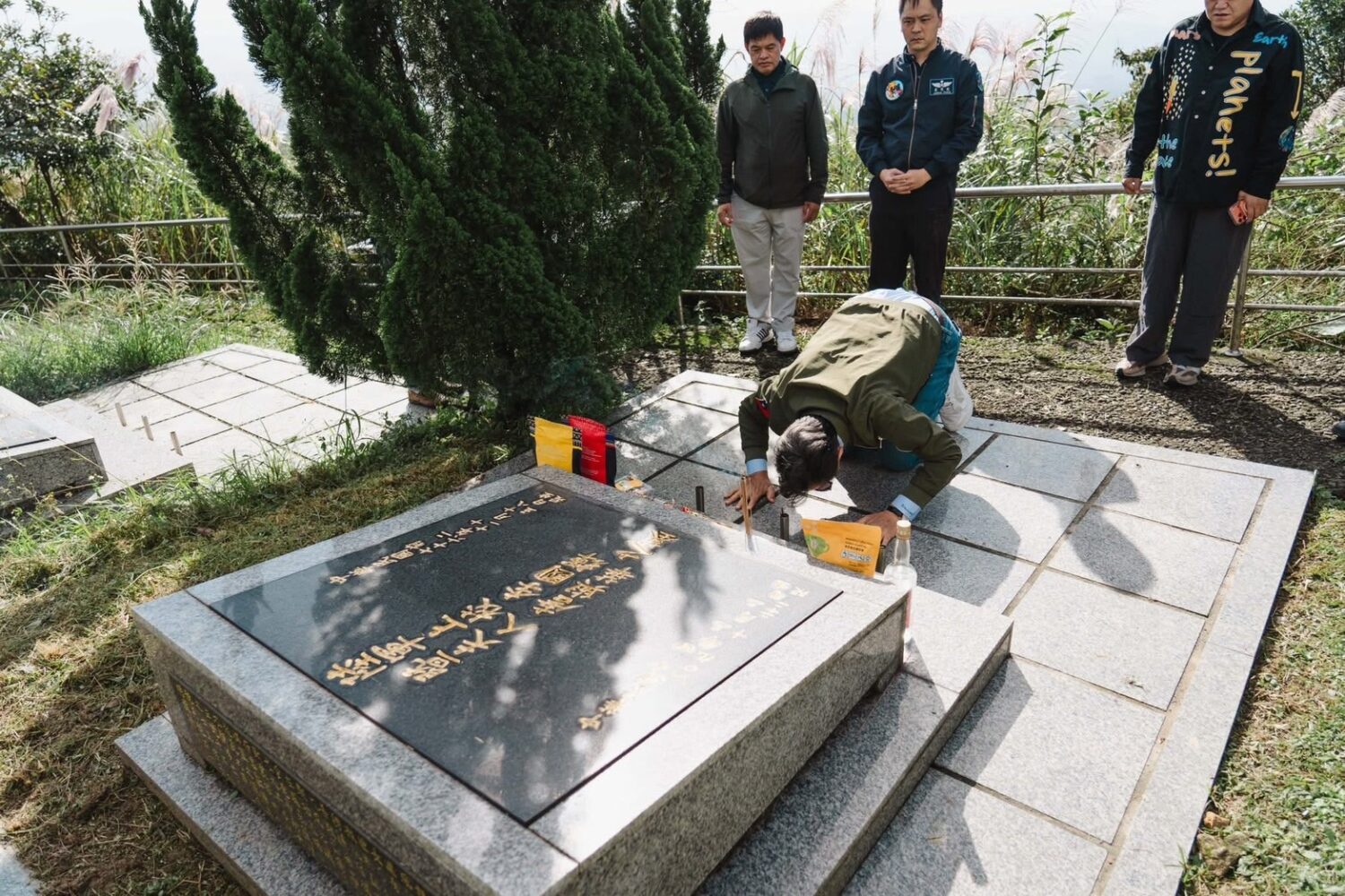 異域柯俊雄原型李國輝團長墓前,異域故事館董事長王根深下跪痛哭謝謝長官。(圖/王紹章會長 提供)