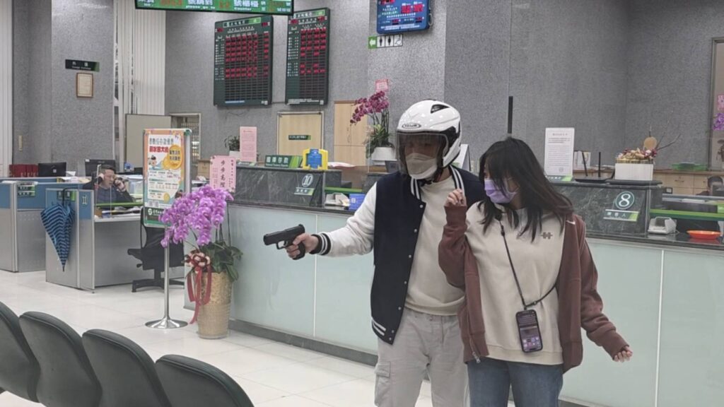 歹徒狹持人質。(圖／記者薛秀蓮 翻攝)