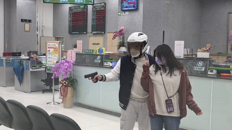 歹徒狹持人質。(圖/記者薛秀蓮 翻攝)