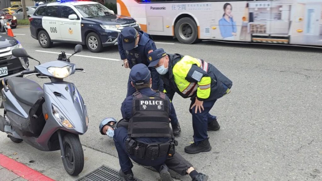 ️警方啟動攔截圍捕，查獲另一名騎車逃逸歹徒。(圖／記者薛秀蓮 翻攝)