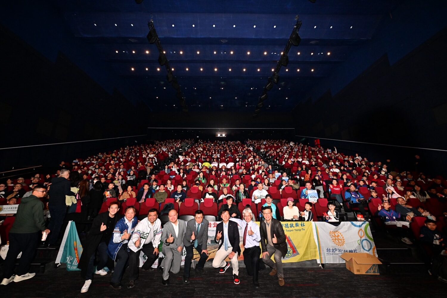 中山扶輪社700人包下巨廳挺國片《冠軍之路》映前播國歌找回台灣初心。(圖/中山扶輪社 提供)