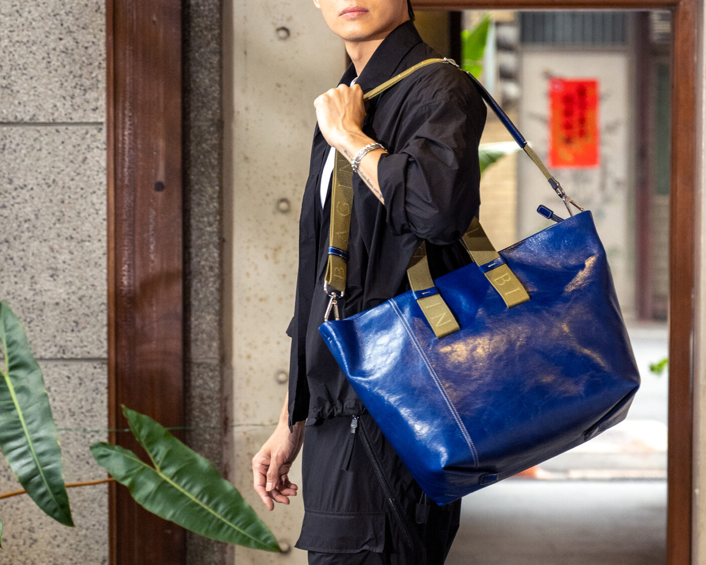 COMPTOIR 獨特的日義混血美學,與大稻埕雜揉成台北最特別的風景 (圖中模特兒揹著義大利品牌 Biagini 托特包在潮洋行大稻埕旗艦店拍攝)。(圖/潮洋行 提供)