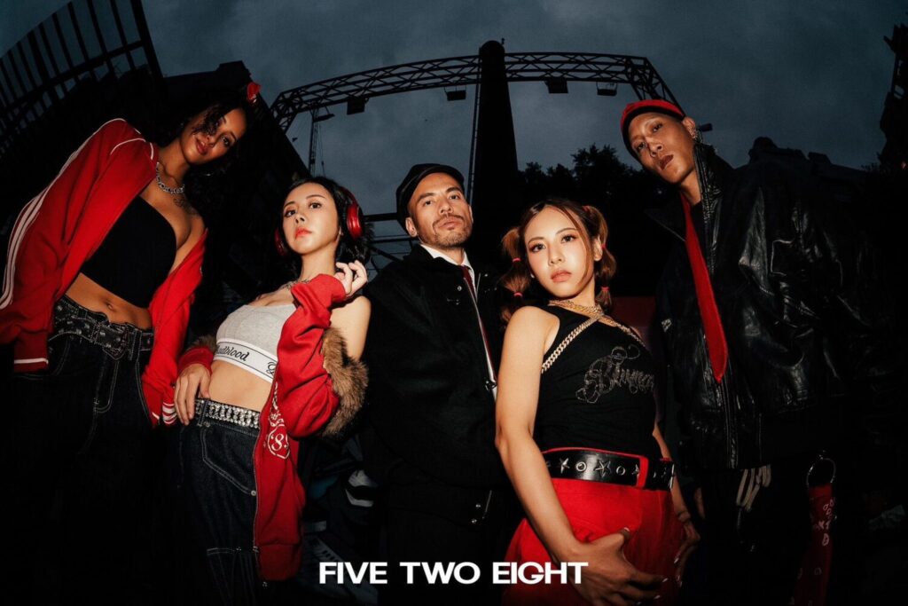 被稱【歌神】的阿卡莎納正式與團員NIKA、劉玳妍、MIA、KAINA一起組成全新團體《FIVE TWO EIGHT 五二八》。(圖/阿卡莎納 提供)
