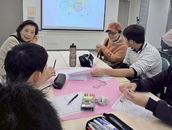 復興實中同學與信義老人中心長輩互動交流。(圖/紅心字會 提供)