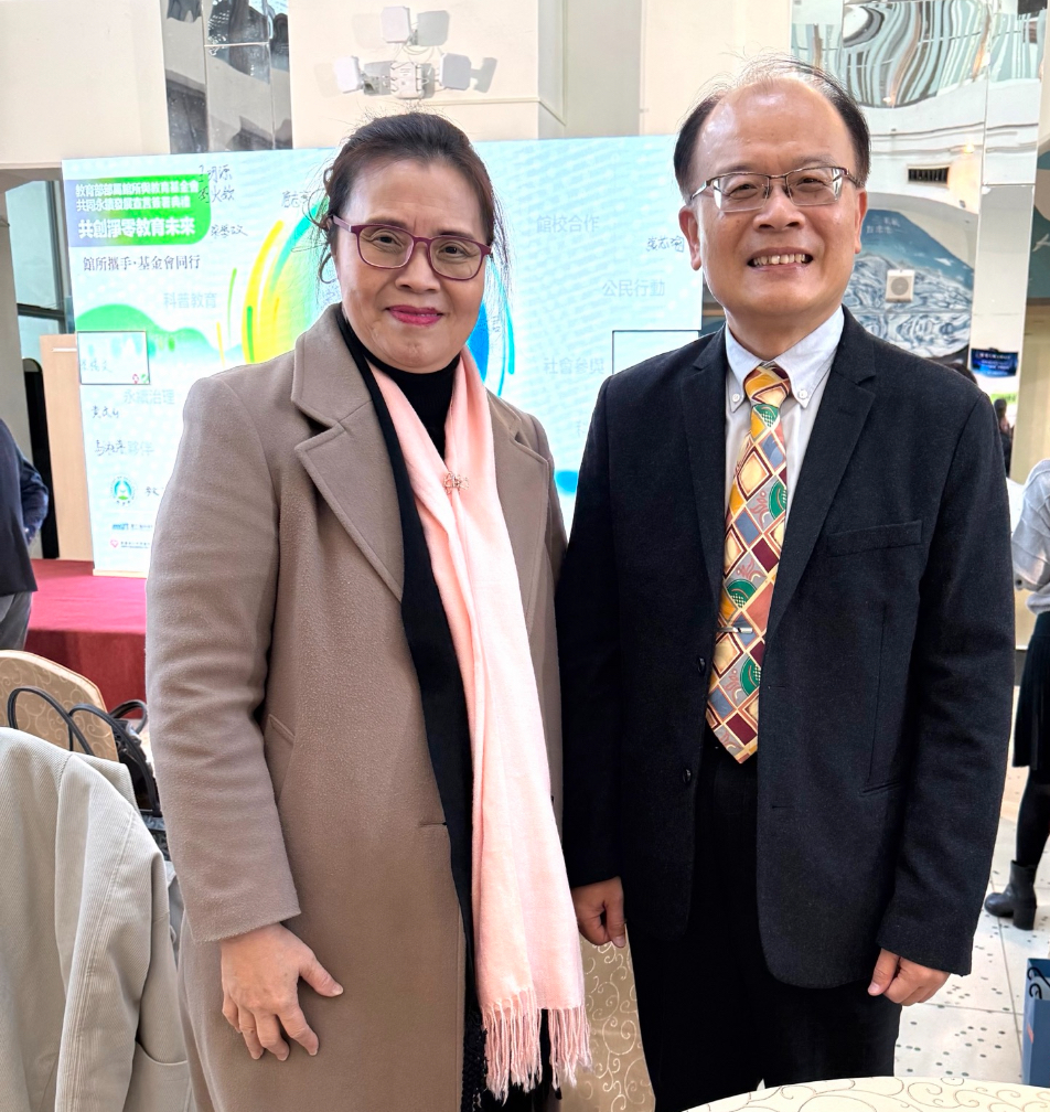 會計研究發展基金會王怡心董事長（左）與教育部終身教育司梁學政司長（右）合影。(會研基金會提供)