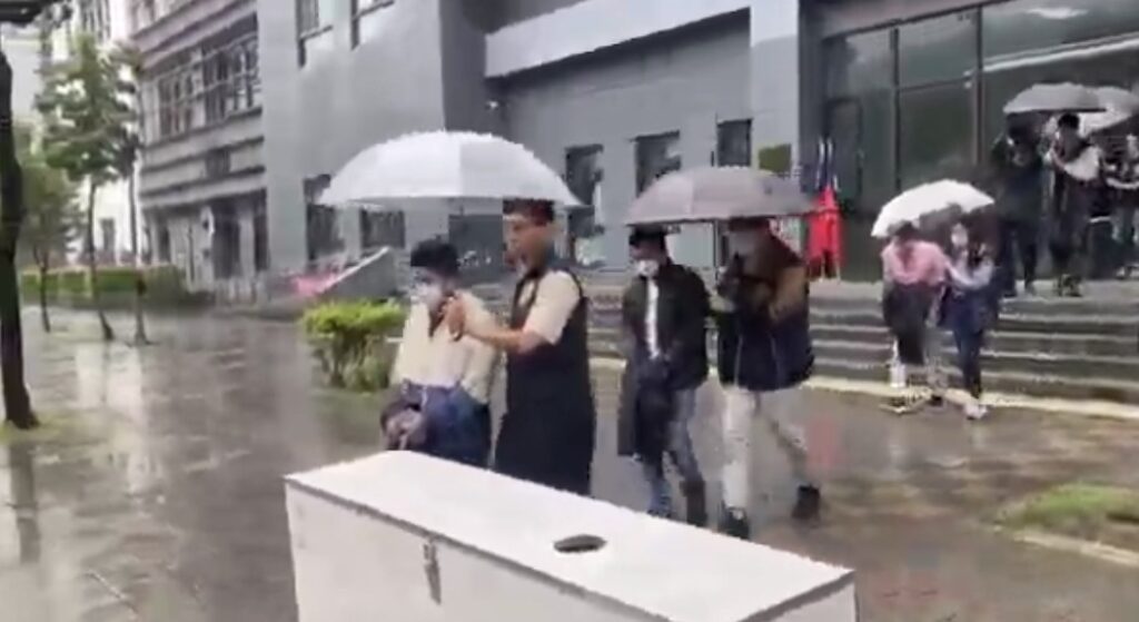 刑事局四大二隊逮捕詐團共17嫌。(記者徐煜勝翻攝)