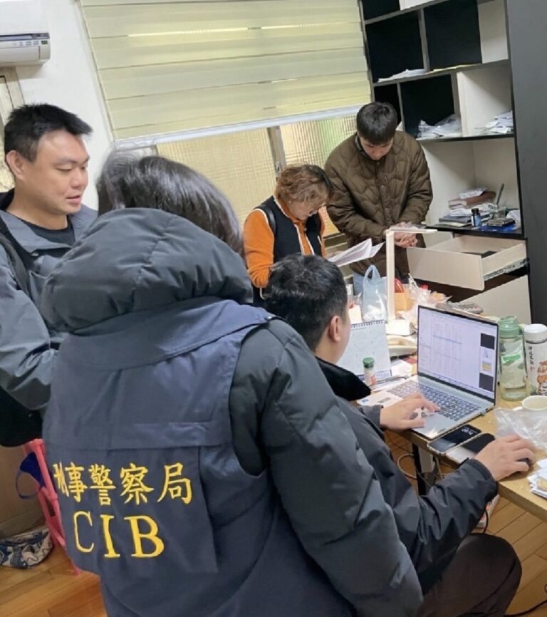 刑事局警方搜索現場。（記者徐煜勝翻攝）