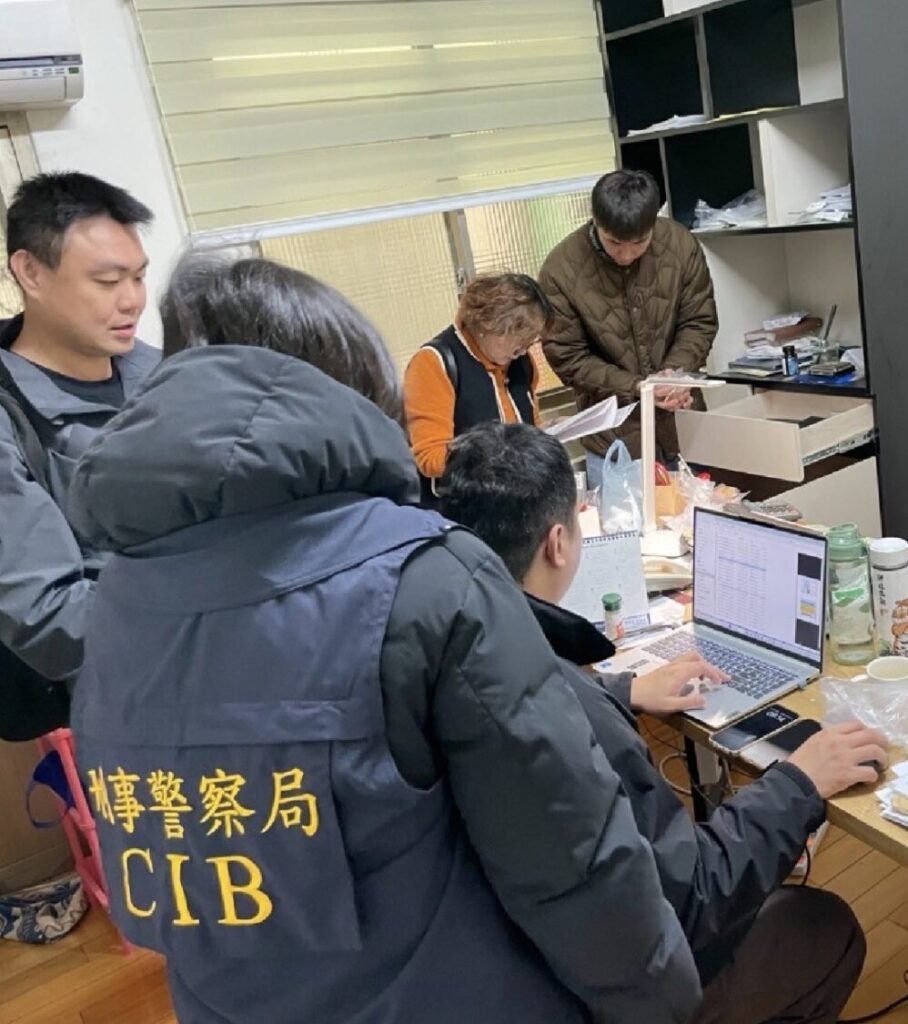 刑事局警方搜索現場。（記者徐煜勝翻攝）