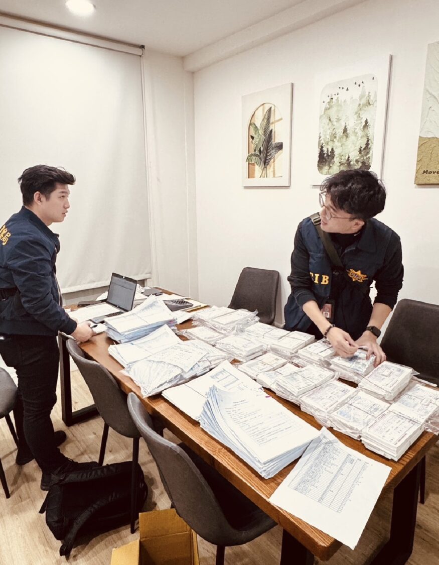 現場清查文件證物。(記者徐煜勝翻攝)