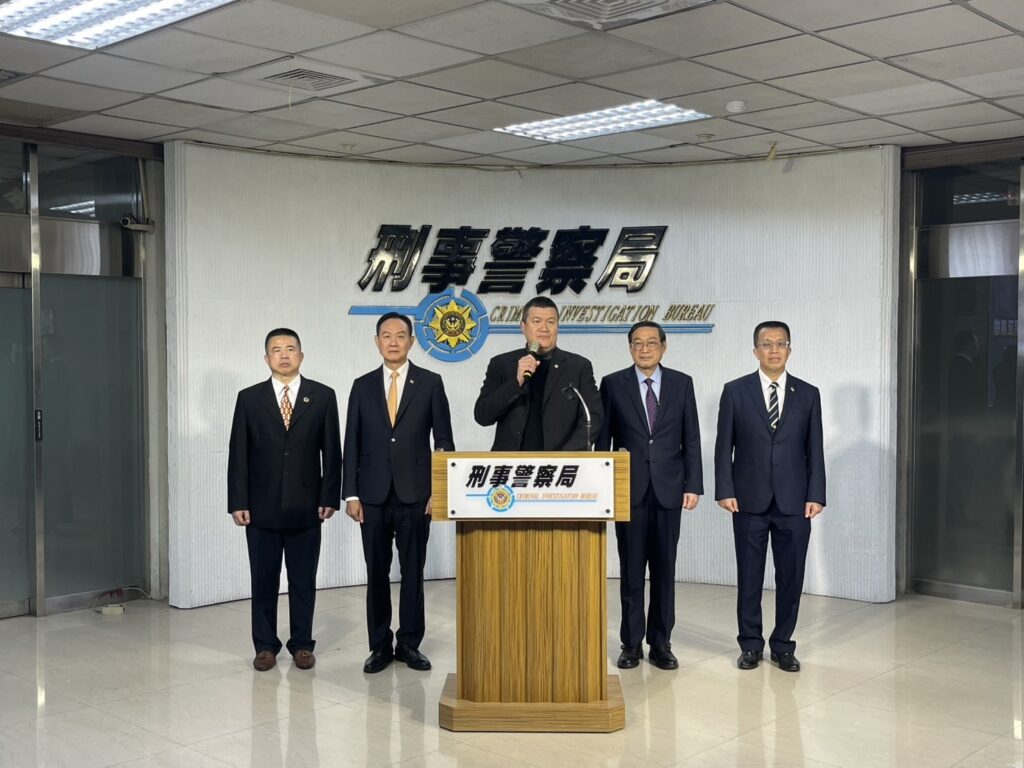 由左至右：刑事局副局長蕭欽杰、局長周幼偉、內政部次長馬士元、副局長林故廷、副局長陳世煌聯合主持詐防記者會。（記者徐煜勝翻攝）