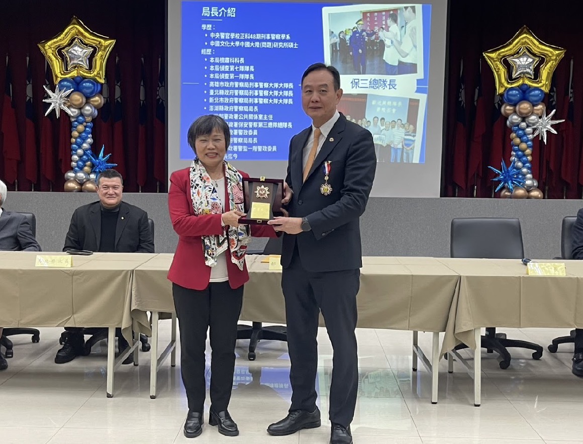 內政部長劉世芳(左)頒發內政部二等內政專業獎章給刑事局長周幼偉(右),肯定其任內卓越貢獻。(記者徐煜勝翻攝)