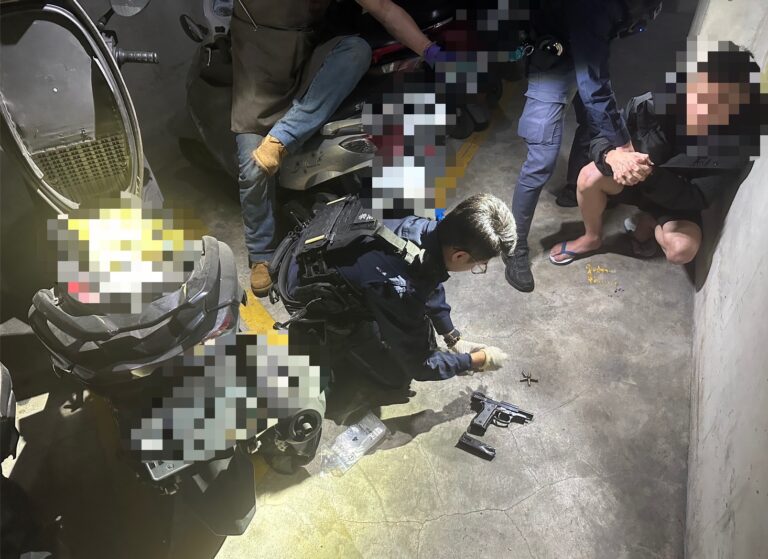 警方現場起獲槍械子彈。（記者徐煜勝翻攝）