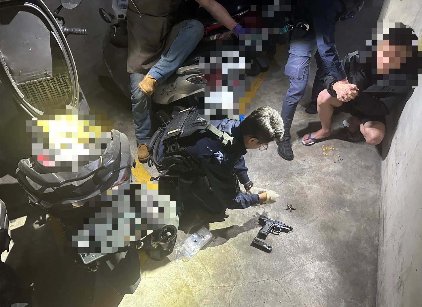 警方現場起獲槍械子彈。（記者徐煜勝翻攝）