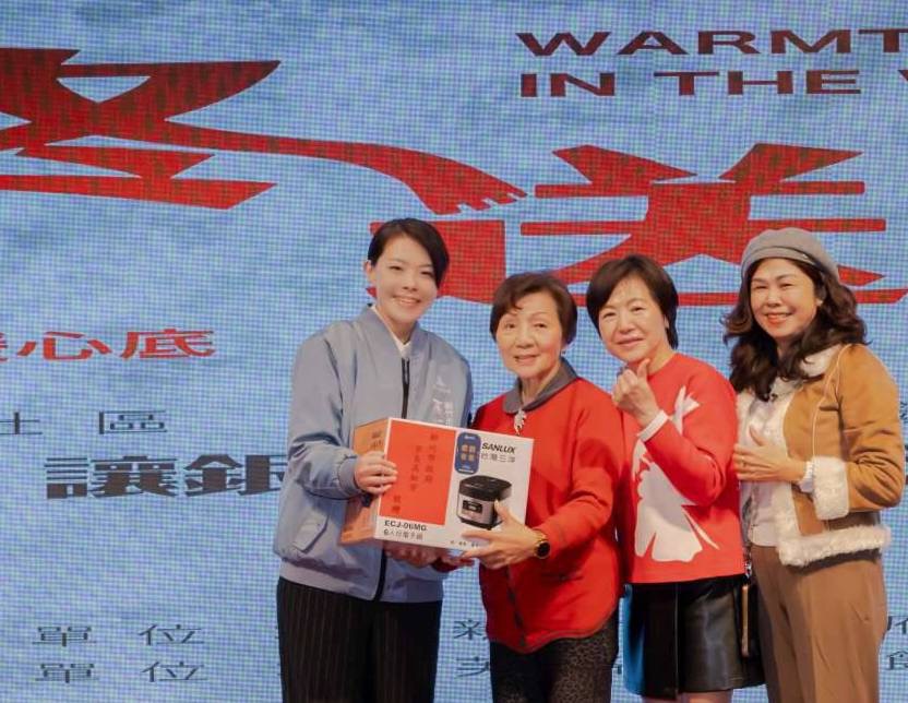 高虹安市長為長輩摸彩贈送禮品,關懷獨居送暖,公私協力打造幸福友善城市。(圖/記者黃溎芬翻攝)