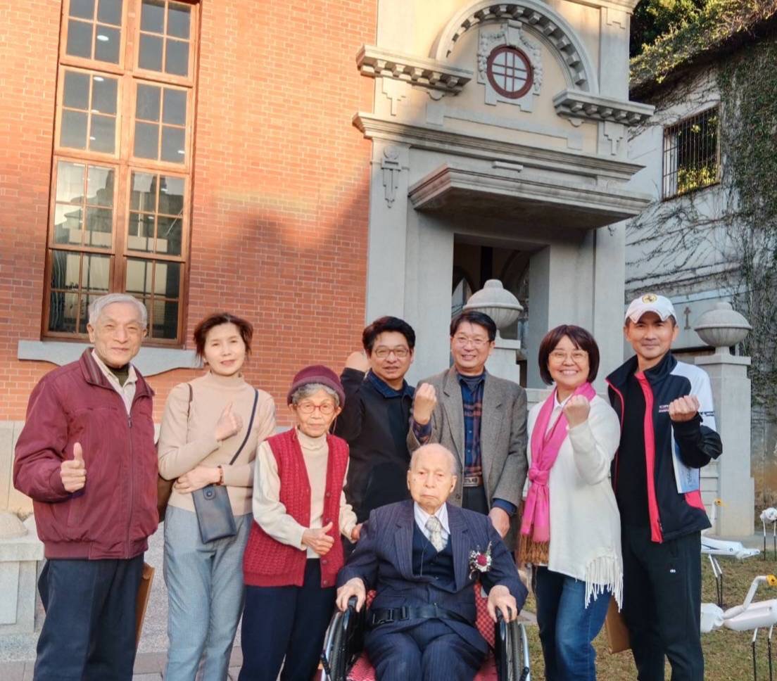 101歲人瑞國寶藝術家孔昭順，由兒子孔憲中（中華國際文化藝術交流協會理事長）陪同現身百年風華的新竹美學館，為藝文界傳承注入強心劑！（圖/記者黃溎芬翻攝）