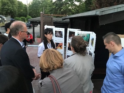 帶領學生在德國巴爾德內湖畔辦理Art Party，分享臺灣寺廟建築及文化創作。（圖/江惠真校長提供）