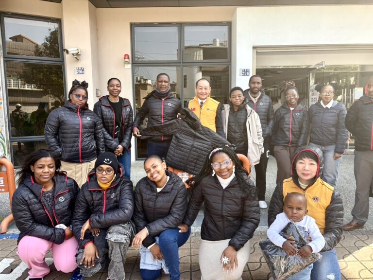 陳美仁董事長攜手新竹縣文教獅子會、教會與公益團體代表，與史瓦帝尼青年及孩童大合影，展現企業、民間團體與國際友誼共同關懷的溫暖力量。（圖／記者林照東攝）