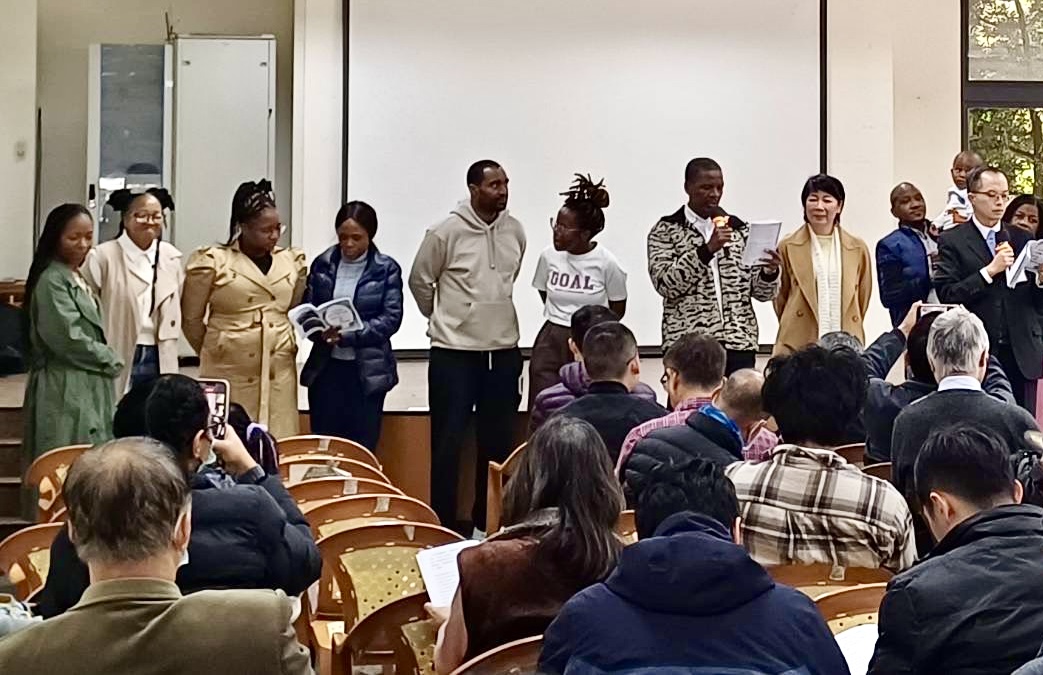 關懷活動於新竹縣湖口鄉信勢村活動中心舉行，史瓦帝尼青年代表上台分享來台生活點滴，現場氣氛溫馨，促進文化交流與彼此理解。（圖／記者林照東攝）