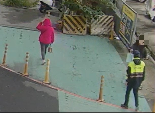 三峽分局警方於校門口執行護童勤務。（記者徐煜勝翻攝）