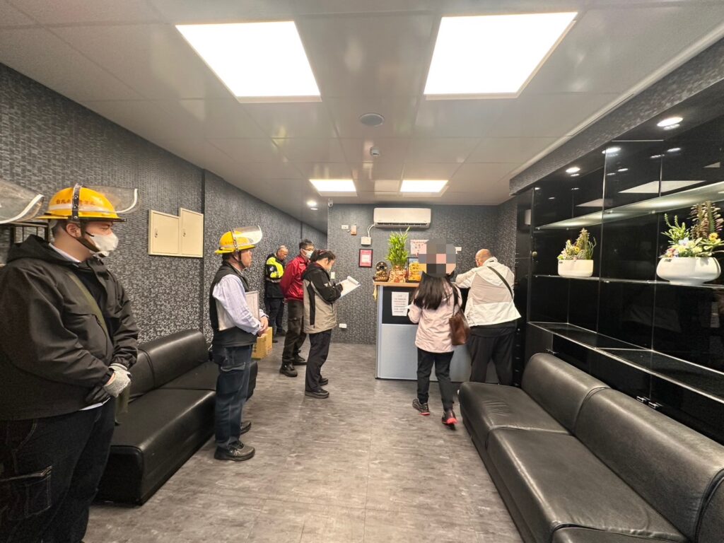 海山分局與市府公安小組針對色情養生館執行斷水電強制處分。（記者徐煜勝翻攝）