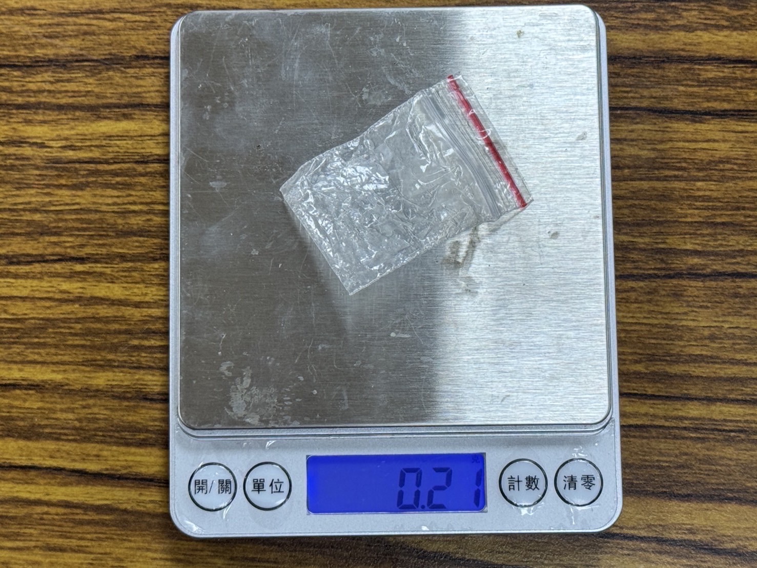 警方於詹嫌處搜出毒品。（記者徐煜勝翻攝）