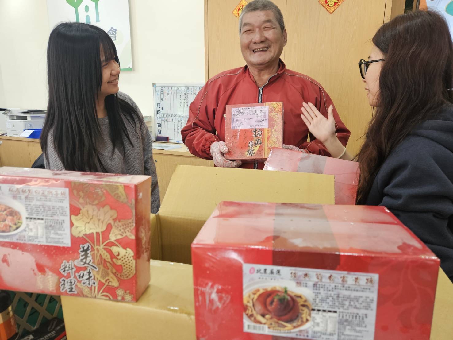 北農嚴選年菜成功吸引年輕世代，市場反應熱烈。（圖／記者 張泓笙翻攝）