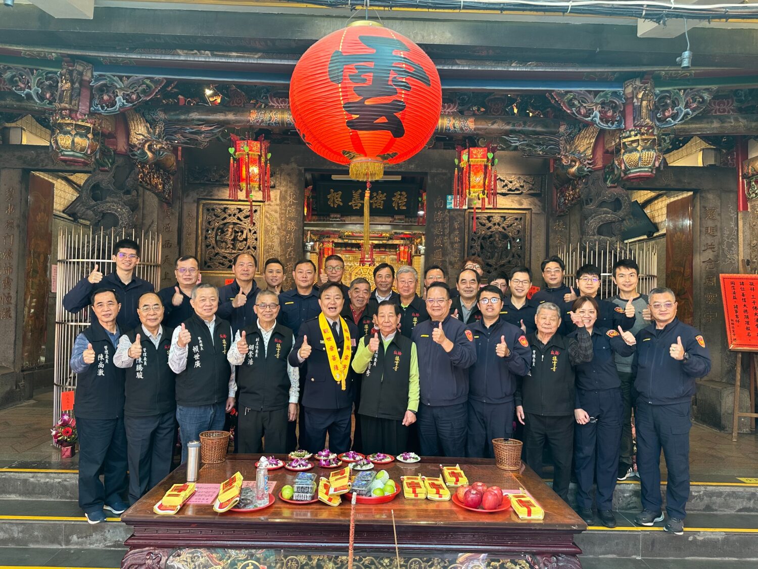 板橋分局長彭正中率分局幹部同仁前往板橋地方大廟接雲寺拜訪祈福。（記者徐煜勝翻攝）