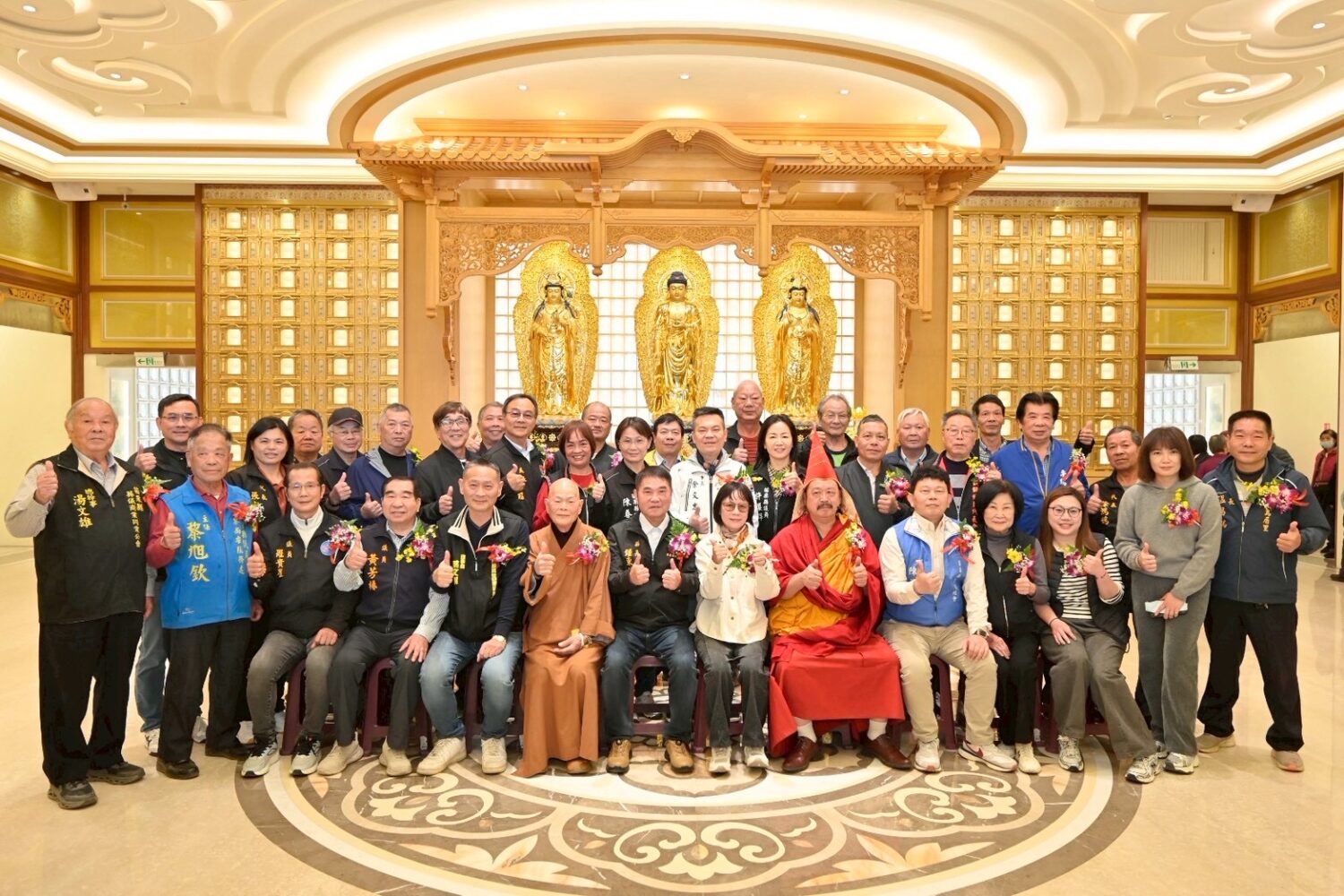 雙峰寶塔落成啟用典禮後，政界、宗教界及地方人士於寶塔大殿前合影留念，背景可見西方三聖佛像與納骨設施，象徵生命禮儀空間正式啟用。（圖／記者林照東攝）